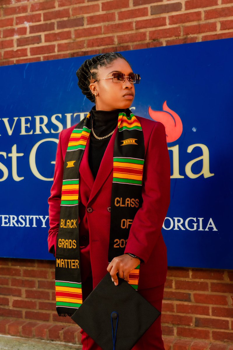 itsonly_tm's tweet photo. soo, i kinda graduated today. black graduates really do matter. 🥺🤘🏽 https://t.co/zZQ2UNmIlw