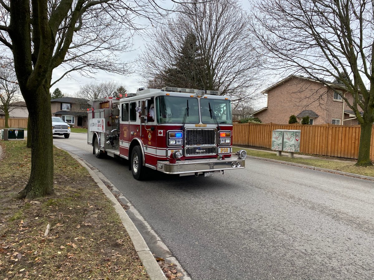 TownofWhitby's tweet photo. Spotted on Bradley dr 🚨🎅🏼#SpotSantaWhitby https://t.co/8R3idpJgkZ