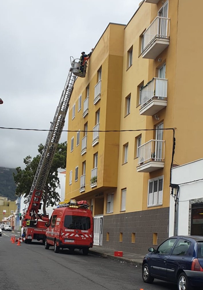 Bomberos de Tenerife en Twitter: "🔴#BomberosTF del Parque de Icod de Los Vinos intervinieron esta mañana en el saneamiento de una fachada por caída cascotes en la cuarta planta de un edificio, en el Paseo La Centinela. Se retiró la cornisa y parte de la fachada. También estuvo en la zona Policía Local. https://t.co/748eiyUn72" / Twitter