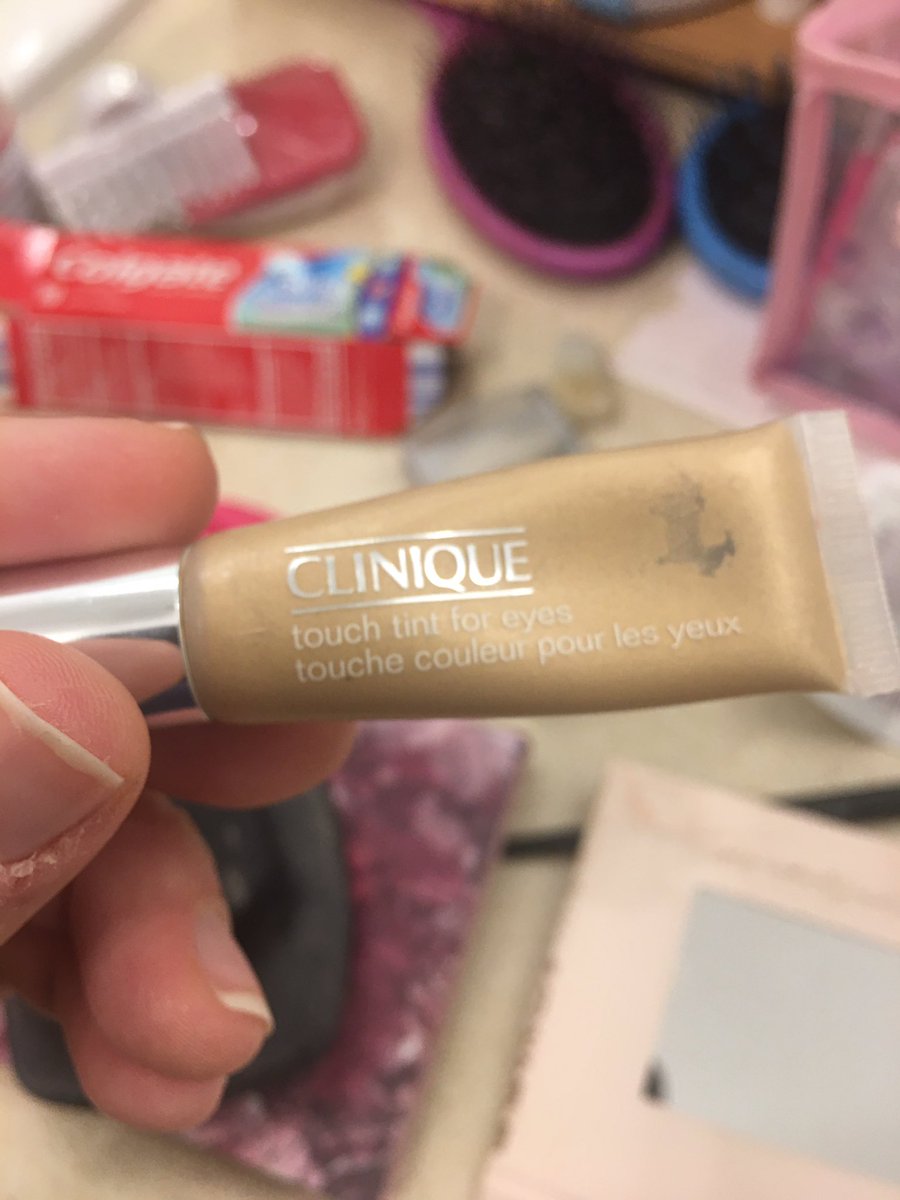 SopranoRequiem's tweet photo. 15 years ago, I bought a gold creme eyeshadow. It’s still as good as the day I bought it. Bring it back. #touchtint4eyes @Clinique https://t.co/Wjf8FA4caA