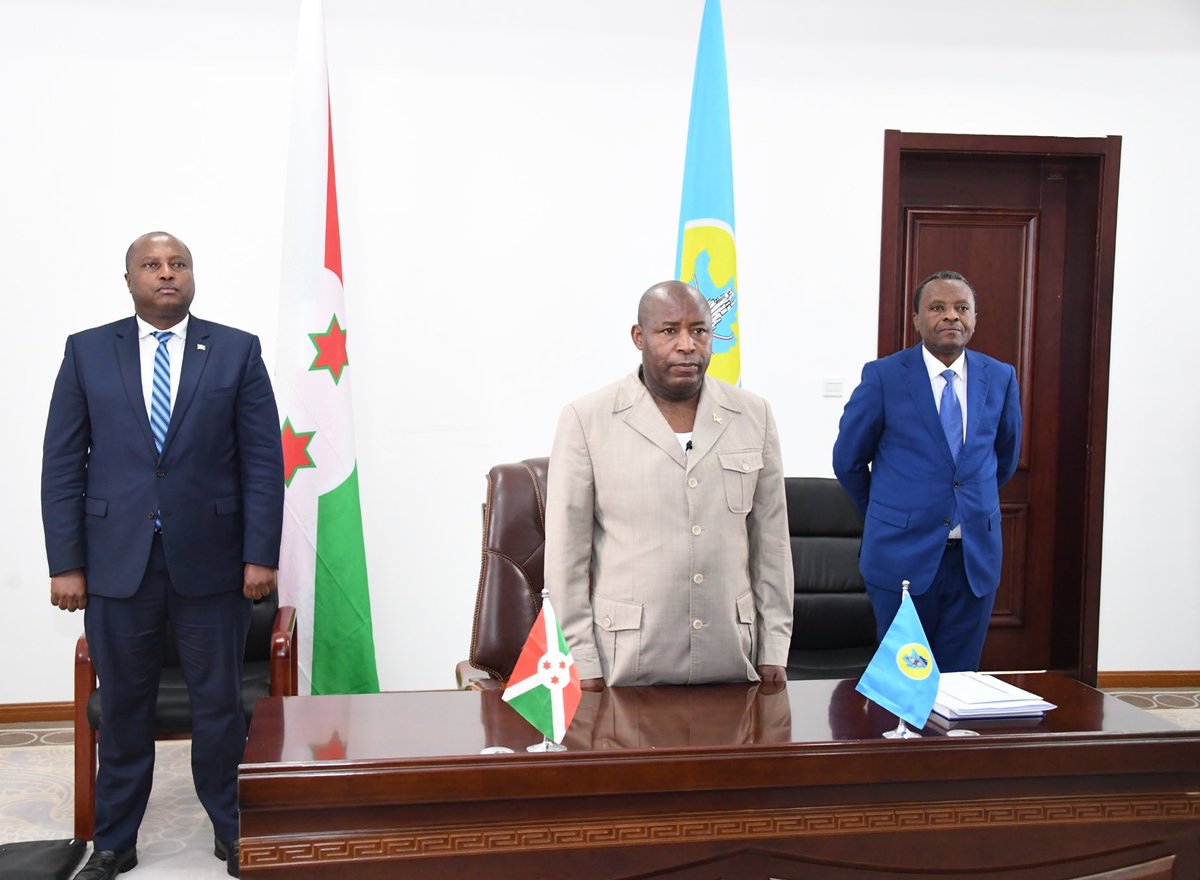 KwaNtare's tweet photo. #Burundi : Umukuru w'Igihugu Nyenicubahiro @GeneralNeva, co kimwe b'abandi bakuru b'ibihugu bigize ishirahamwe ry'ubumwe bwa Afrika, yitavye inama idasanzwe igira 13 yerekeye uguhanahana ibidandazwa ku mugabane wa Afrika. Iyo nama ikaba yabereye ku buhinga bwa none. https://t.co/XqK3NlaVhD
