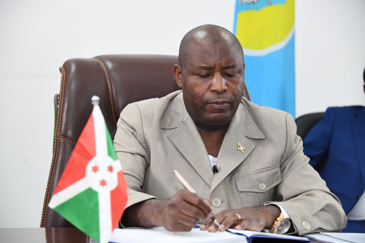 KwaNtare's tweet photo. #Burundi : Umukuru w'Igihugu Nyenicubahiro @GeneralNeva, co kimwe b'abandi bakuru b'ibihugu bigize ishirahamwe ry'ubumwe bwa Afrika, yitavye inama idasanzwe igira 13 yerekeye uguhanahana ibidandazwa ku mugabane wa Afrika. Iyo nama ikaba yabereye ku buhinga bwa none. https://t.co/XqK3NlaVhD