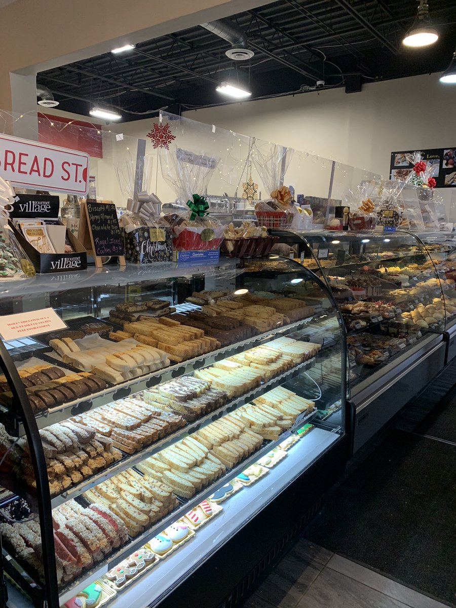 ChicaNovo's tweet photo. Next time you pop by @SimplyBiscotti don’t forget your canned food donation for @OttawaFoodBank too! #localpowers #deelishdistractions #Christmascovidkiloswonderland https://t.co/3MseaV6wLT