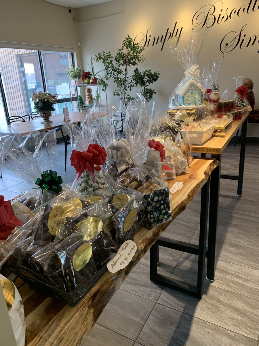 ChicaNovo's tweet photo. Next time you pop by @SimplyBiscotti don’t forget your canned food donation for @OttawaFoodBank too! #localpowers #deelishdistractions #Christmascovidkiloswonderland https://t.co/3MseaV6wLT