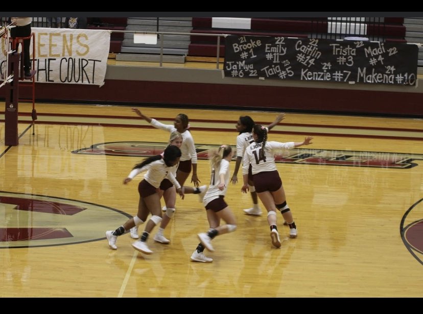 EnnisVolleyball's tweet photo. All district awards came out this week: 
1st team:  Ja’mya Williams 
2nd team: Emily Gilstrap and Caitlin Green
Honorable mention: Brooke Robinson and Taia Humphrey 

Congratulations to these young ladies for their hard work on the court! 🎉 https://t.co/468bkPikwl
