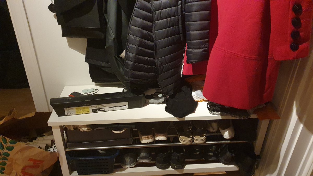 naktergalning's tweet photo. En bänk i hallen är ju bra att ha för att ha något att sitta på när man tar på sig skorna. Förutsatt att det faktiskt skulle finnas plats att sitta på den då.

#lucka5 #fulkalender https://t.co/15lhvLrxmi