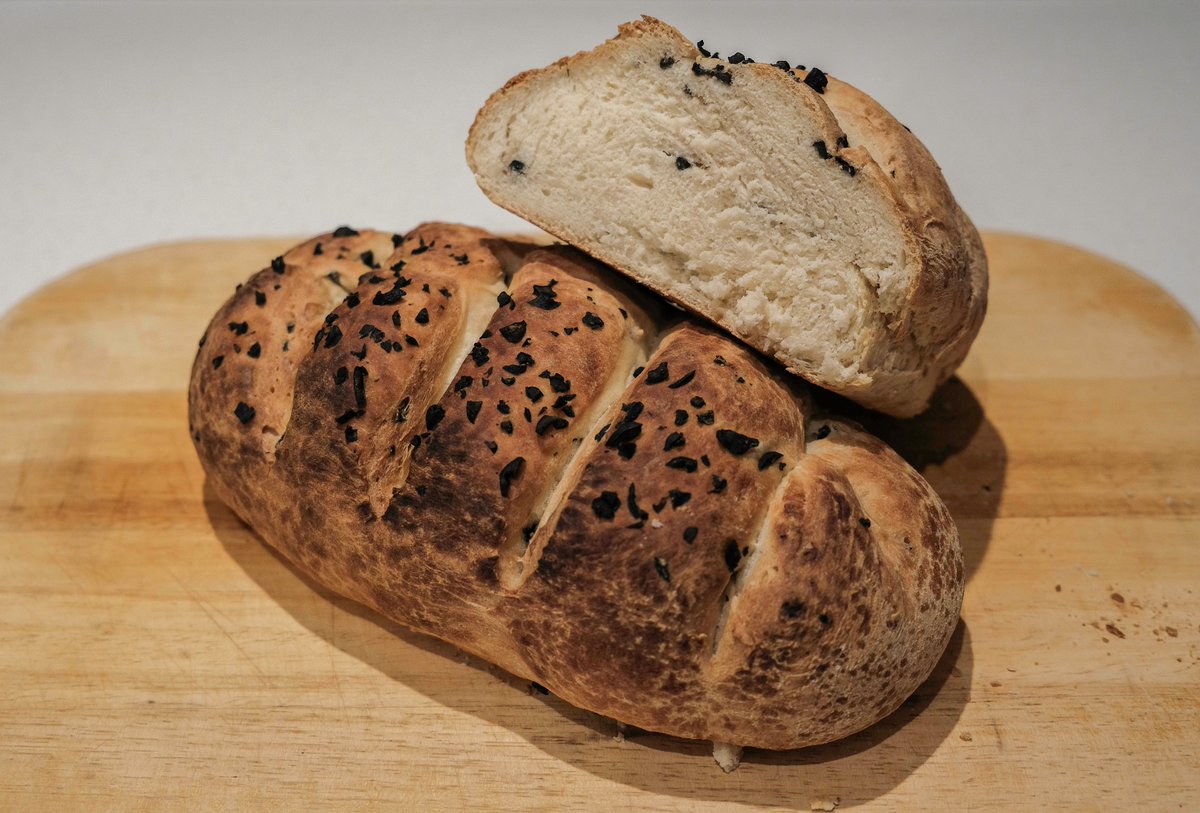 ElizabethArgyll's tweet image. Oh my dayz, look what I made! Olive bread. It's so fluffy! 

Narrator: not shown are the two white loaves that deflated as they were going in the oven.

#baking #DomesticGoddess #OliveBread