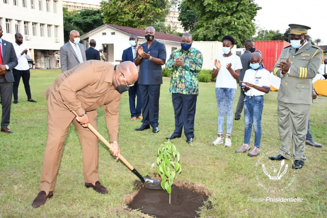 Presidence_RDC's tweet photo. #RDC 05.12.2020|#CitéUA
#Journéenationaledelarbre 
Le Chef de l'État, Félix-Antoine Tshisekedi Tshilombo, a planté un arbre sur le site de l'Union Africaine, à  l'occasion de la journée nationale de l'arbre. https://t.co/mrc9EeszqD