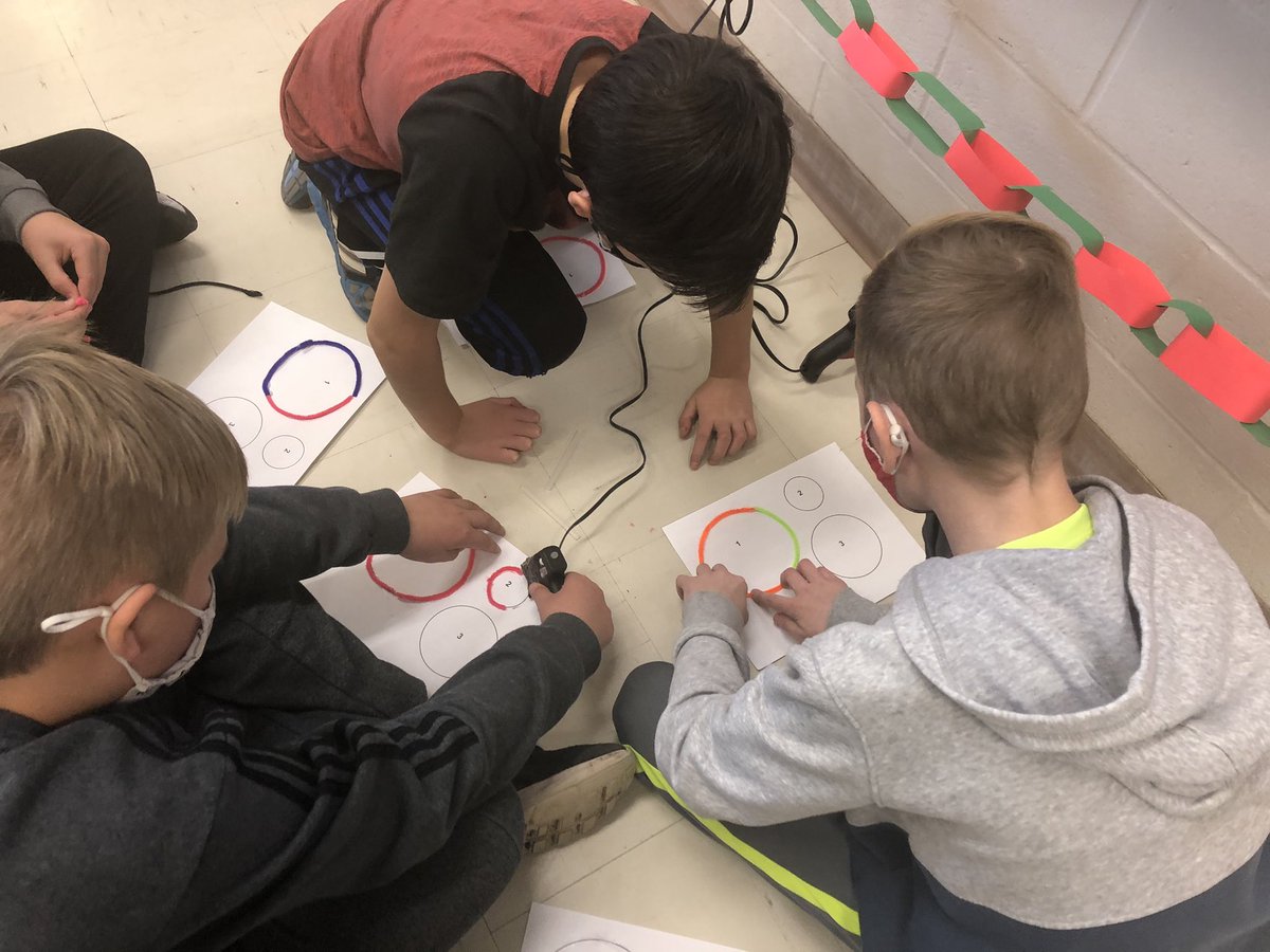 SabrinaTyrer's tweet photo. Investigating relationship between circumference & diameter. Wow, a little more than 3 diameters equals circumference! @SummersCorners #tvdsbmath https://t.co/RSrdN4YAis