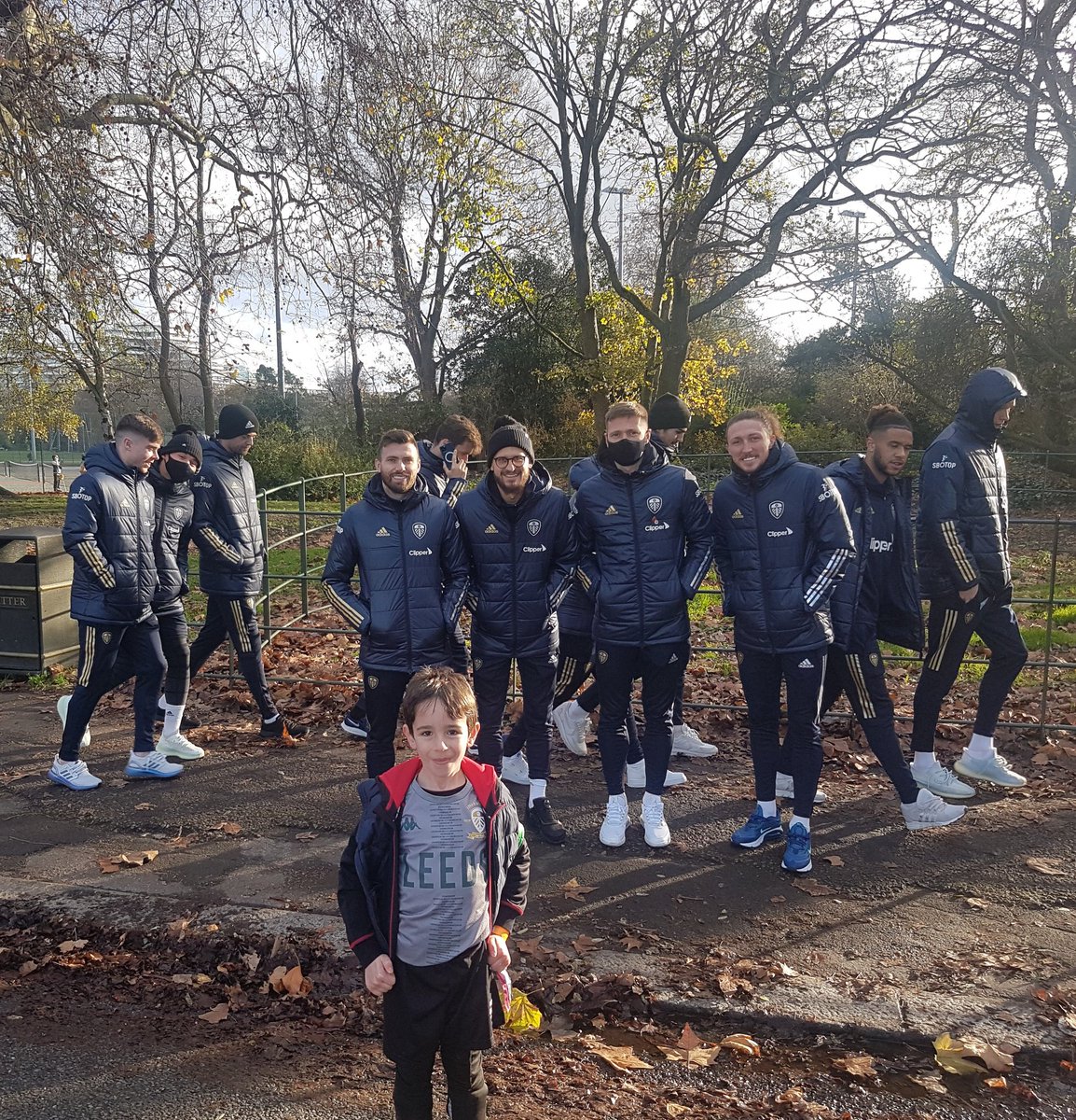 BLRayfield's tweet image. These legends made my little lad's day.  And mine! Now time to give Chelsea a good thrashing!  Cheers guys, and good luck tonight!  #mot #lufc #chelee @lufc @dallas_stuart @lukeayling_8 @Cli5hy @LiamCooper__