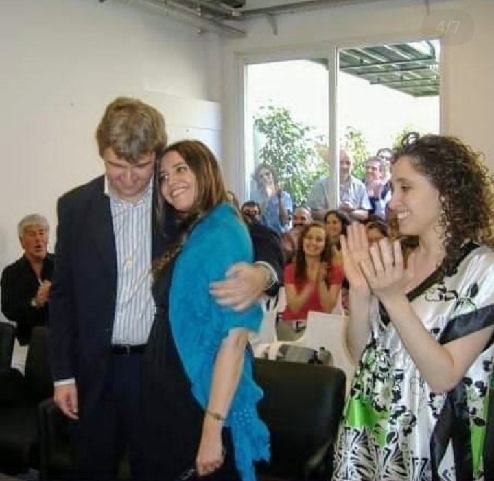 valedelgadoOK's tweet photo. Esto sucedió un 5 de diciembre de hace unos años! Para resumir, solo puedo decirles q en el registro civil abrieron los ventanales q daban a un patio interno xq había taaaanta gente q no entraban en la sala. Se entiende, nadie podía creer q @polacocaimi y yo nos casáramos 😂 https://t.co/FdbcDRQzj8