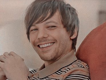 LOUISARCHlVE's tweet photo. when louis tomlinson smiles, sun shines https://t.co/RZnScq34HT
