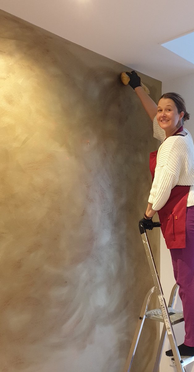 ConstCreations's tweet photo. Hier ben ik bezig met een gouden halmuur in Waddinxveen. Het eindresultaat met meubels en foto van een olifant is precies wat ik hoopte. #workinprogress #workinprogressart #muralpainting #fauxart #interieurstyling #interiordesign #wanddecoratie https://t.co/Qg2w5jE2Yv