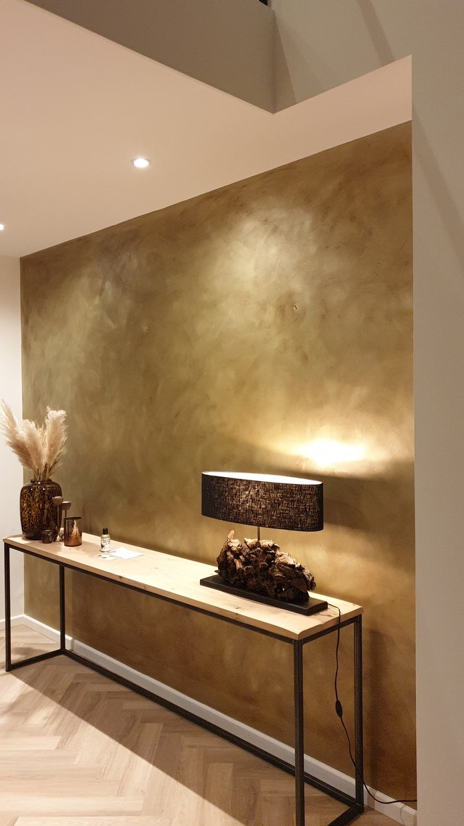 ConstCreations's tweet photo. Hier ben ik bezig met een gouden halmuur in Waddinxveen. Het eindresultaat met meubels en foto van een olifant is precies wat ik hoopte. #workinprogress #workinprogressart #muralpainting #fauxart #interieurstyling #interiordesign #wanddecoratie https://t.co/Qg2w5jE2Yv