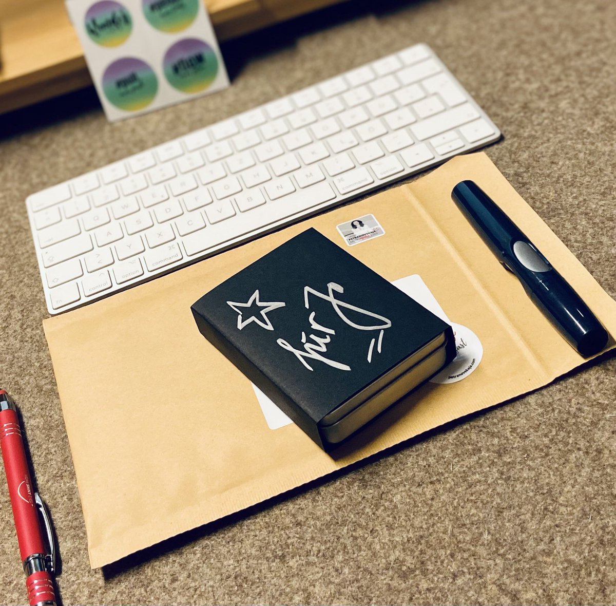 petranovskaja's tweet photo. Nicht nur zu Weihnachten: jede #Wondercards Verpackung unterschreibe ich persönlich 🧡💚❤️
https://t.co/5rQxN0khkN
#moderation #onlinefacilitation #remoteWorkshops https://t.co/tsSfp8rISq