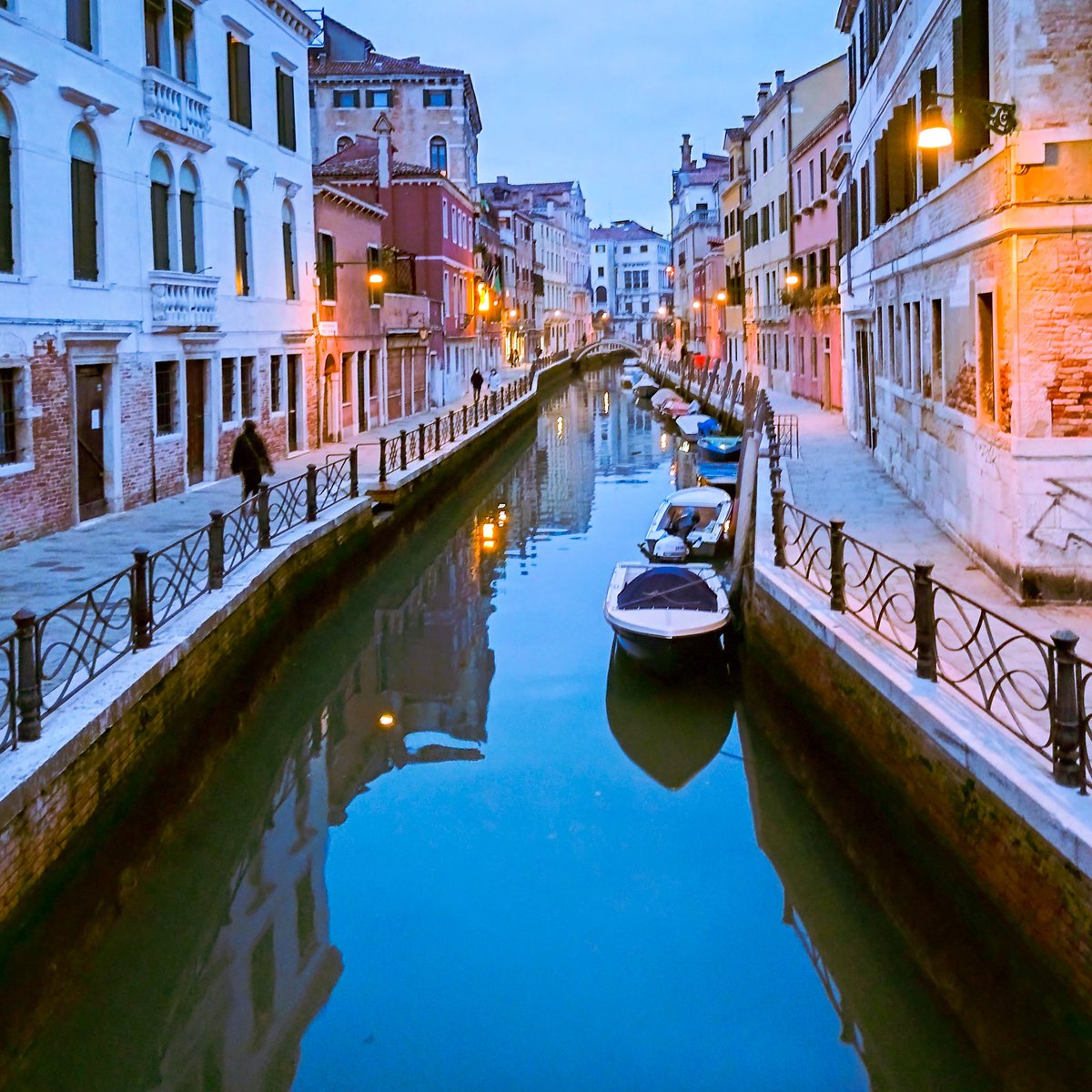 garagesanmarco's tweet photo. C'è nel giorno un'ora serena che si potrebbe definire assenza di rumore, è l'ora serena del crepuscolo. (Victor Hugo)
https://t.co/bMu2Bt1fnf 

#Venezia #4Dicembre https://t.co/4WKF0gwCqy
