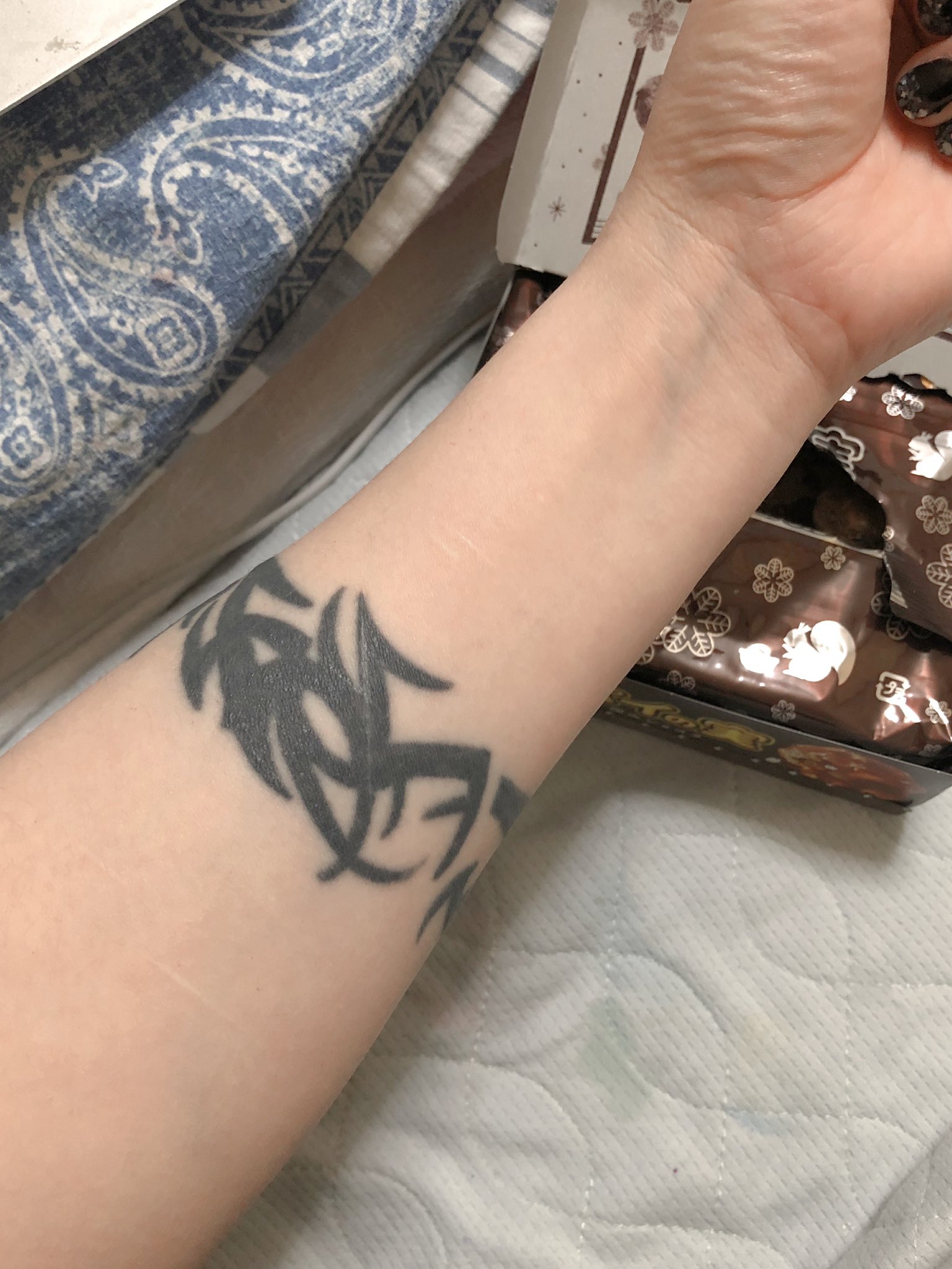 倉蔵 うちのタトゥーって 中途半端な位置に入ってるでしょ 笑 これ実はね まぁ色々意味 込められてるんだけど どうしてもリスカ跡を消したくて入れたのね 強くなりたかった リスカするのなんて無料 タトゥーも4万 でもリスカ跡は消えないよ 消すの