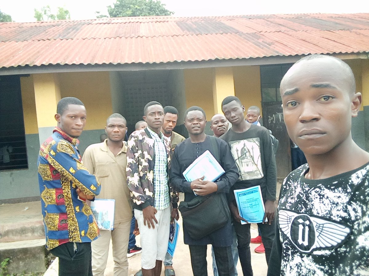 JMbanguna's tweet photo. Faire ce qu'on aime est la clef de la réussite. Nous aimons nos engagements. Combattre l'analphabétisme Anglais et l'obscurité dans notre communauté et pourquoi pas la #Rdc en large ? C'est ça la vision de #YEETC. Thanks a lot the #TonyElumeluFoundation #Tef. https://t.co/Afj8gVl5T9