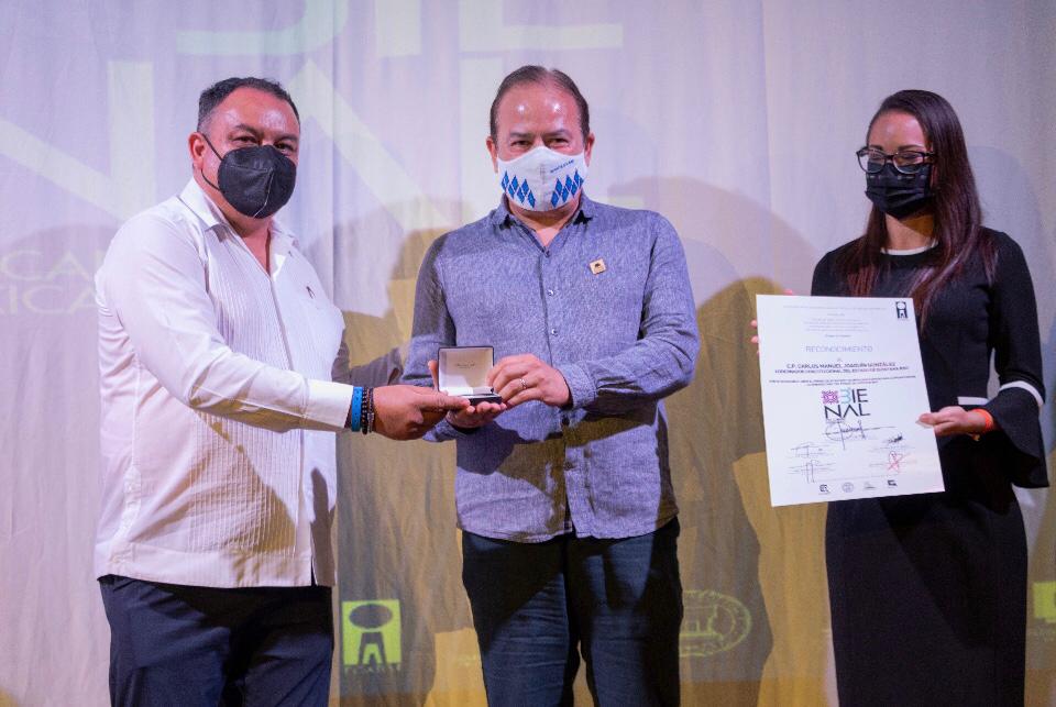 El secretario de la #SEDETUS Carlos Ríos Castellanos, recibe merecido Reconocimiento a nombre del gobernador <a href="/CarlosJoaquin/">Carlos Joaquín</a> en la "3ra. Bienal de Arquitectura del Caribe Mexicano". #JuntosSaldremosAdelante.