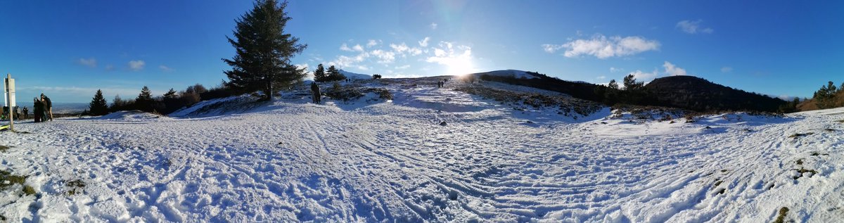 Le bleu paradis de l'Auvergne entre  les monts dômes et  les volcans, on ne ralenti  pas.. On a que 3 heures 😊