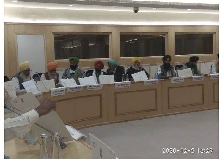 sakshijoshii's tweet photo. हाथ में placards 
ज़ुबान पर ताला 
लिखा 
कानून वापस लोगे? 
हां या ना? 
इससे अलग एक बात नहीं। 

किसानों ने, सिखों ने इस बार सबकी बोलती बंद कर दी है https://t.co/ThILJdHkYS