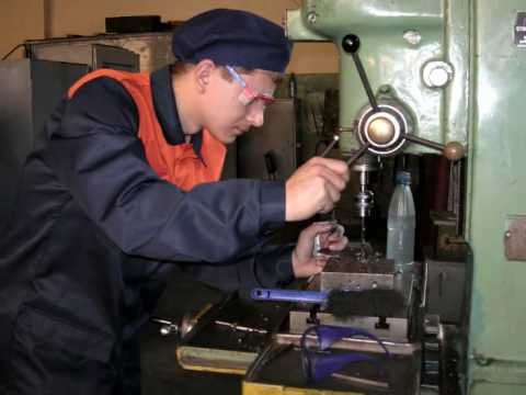 Какая работа у слесаря. Слесарь. Рабочий на производство. Слесарь механосборочных работ. Профессия слесарь.