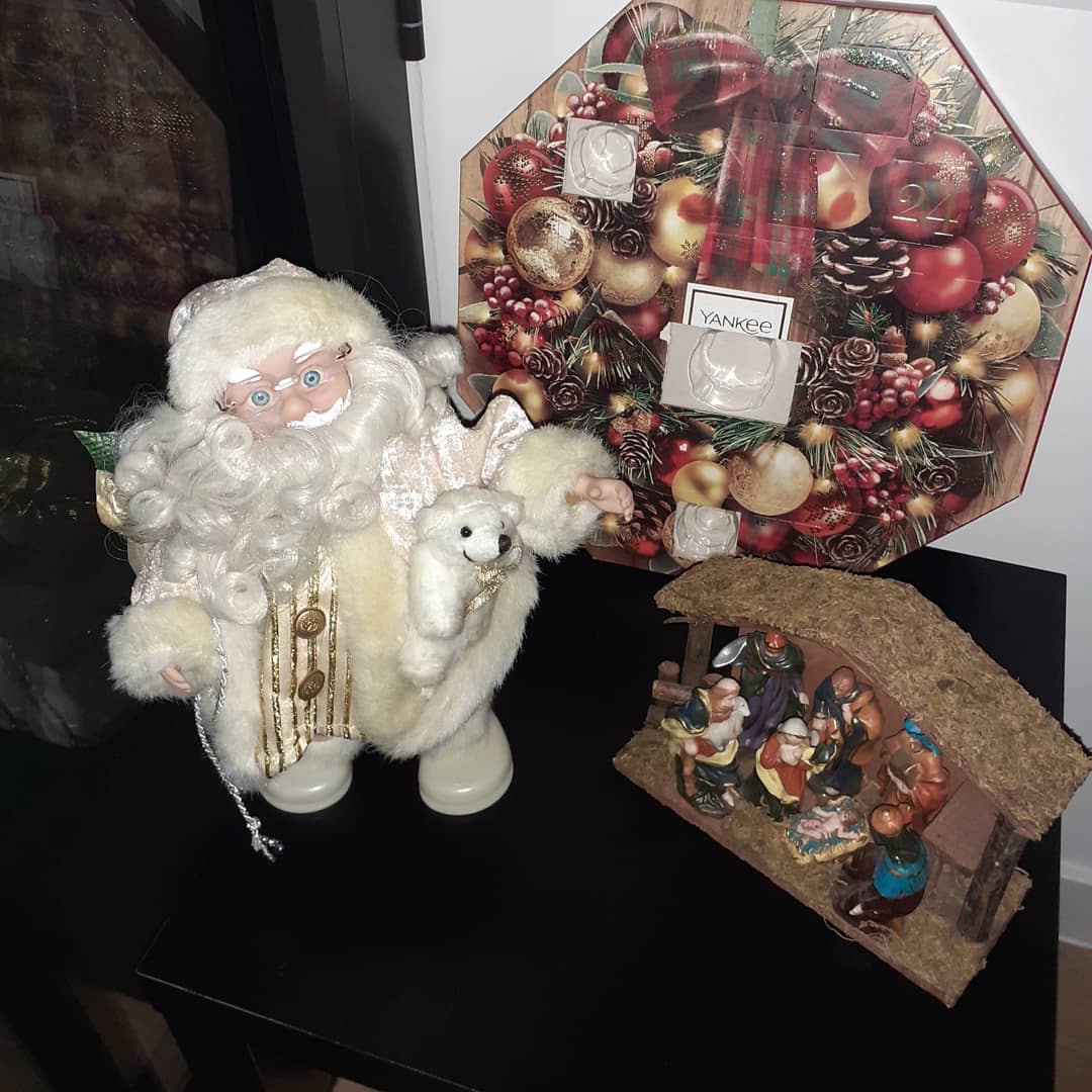 BrendaG668's tweet photo. Santa trying to escape since last Christmas 😂😂 https://t.co/D6z8gnbc4b