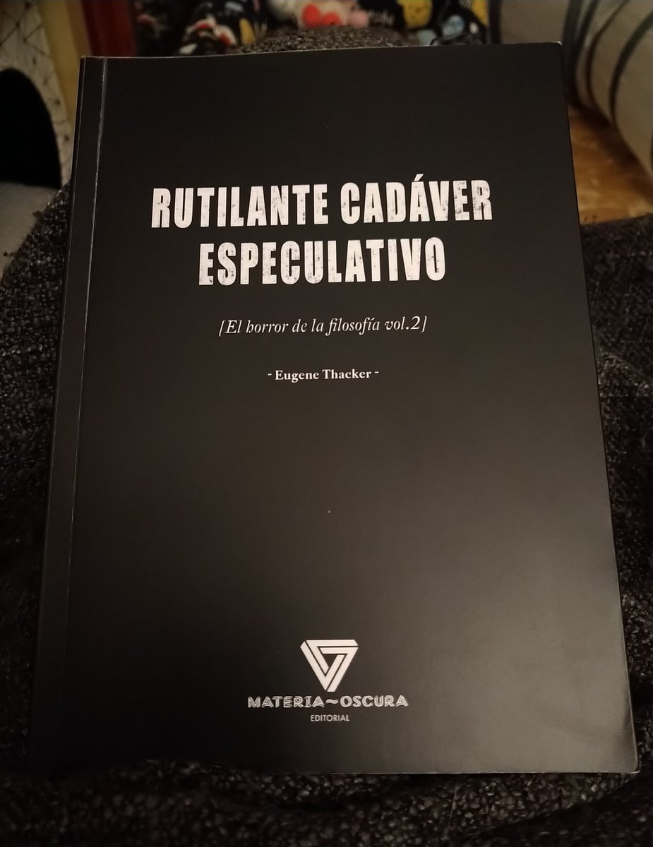 Thromdarr's tweet photo. A pesar de (o quizá debido a ello) que en mi cabeza todavía rula el Santuario de las Tormentas de Demon's Souls, he decidido retomar la lectura de esto, pospuesta desde hace muchos meses #EugeneThacker #RealismoEspeculativo https://t.co/95F5XzD5Z5