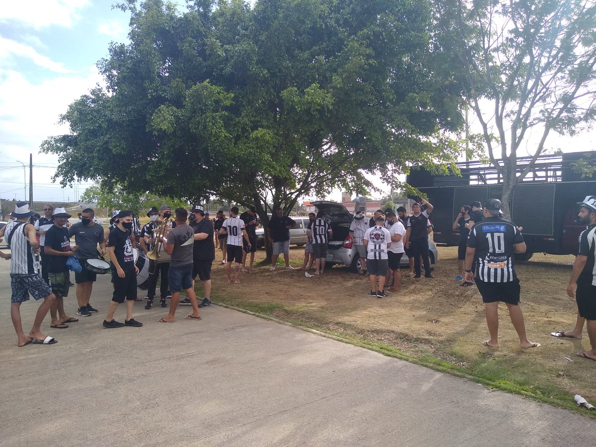 FabioHermano's tweet photo. Torcida já aguarda a chegada do ônibus do Botafogo-PB no Almeidāo. #trapm https://t.co/tkZ4y5V7hW