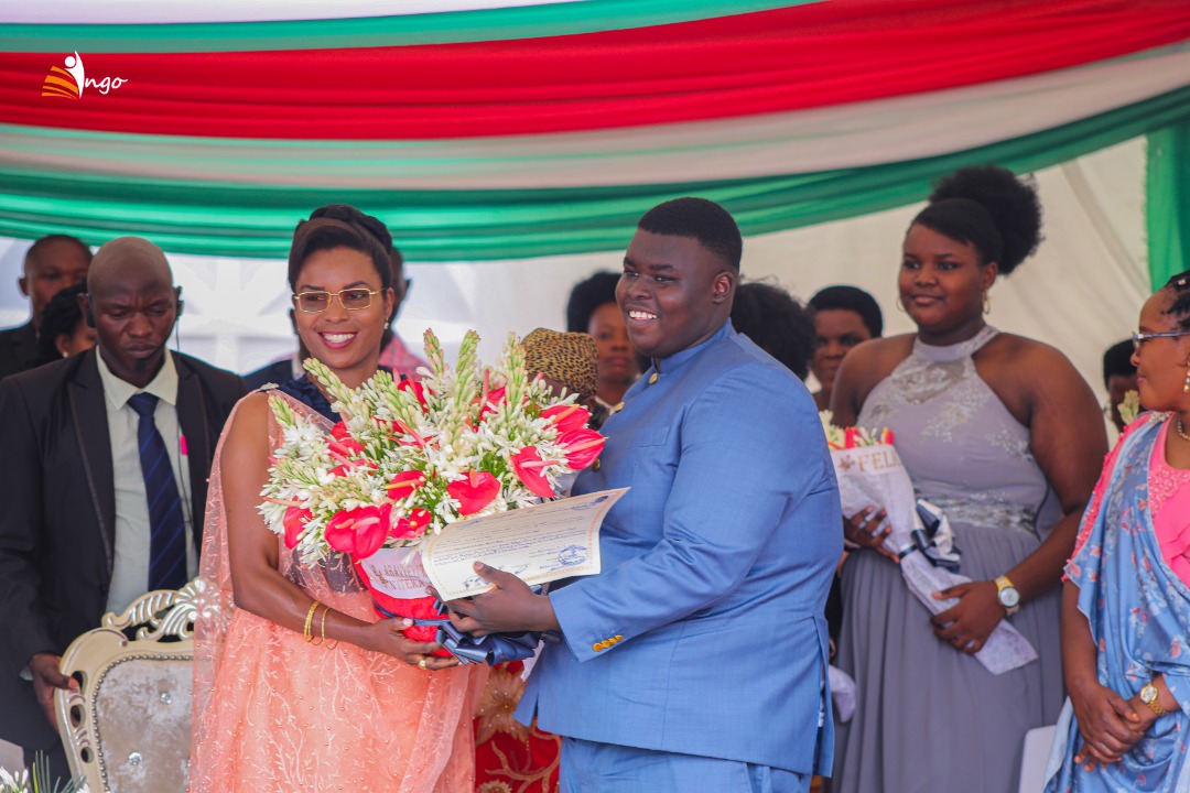 Burundi1stLady's tweet photo. Je me joins à la joie des familles des lauréats du Lycée du Lac Tanganyika pour féliciter mon fils âiné à l’occasion de l’obtention de son certificat de fin d’études secondaires. Nous leur souhaitons plein succès pour la poursuite de leur parcours académique et professionnel. https://t.co/5w3BP5mo6i