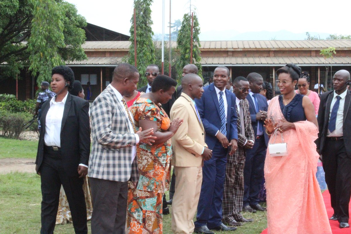 Burundi1stLady's tweet photo. Je me joins à la joie des familles des lauréats du Lycée du Lac Tanganyika pour féliciter mon fils âiné à l’occasion de l’obtention de son certificat de fin d’études secondaires. Nous leur souhaitons plein succès pour la poursuite de leur parcours académique et professionnel. https://t.co/5w3BP5mo6i