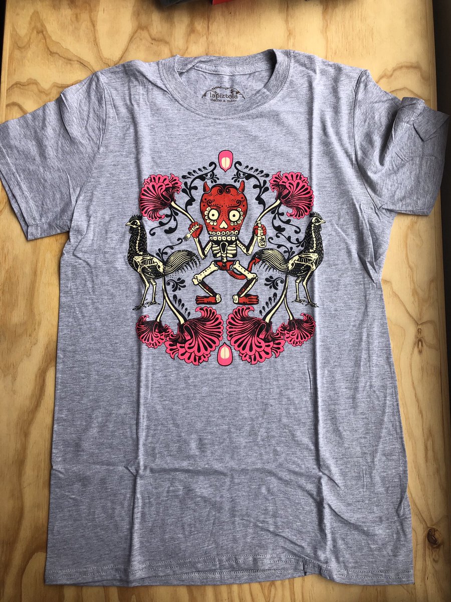 LaEstival's tweet photo. De nuestra sección de objetos únicos te presentamos las playeras de @lapiztola_oax 
#objestosúnicos #librería #libre #laestival #cuernavaca https://t.co/mnGg3D5v4N
