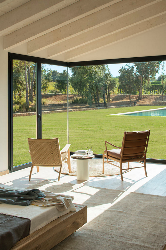 En esta #vivienda en el Empordà, se ha integrado visualmente la naturaleza mediante la apertura de pequeños patios y la apuesta de grandes ventanales sin vestir con cortinajes ni estores.
Proyecto de #interiorismo: @SusannaCots
👉 bit.ly/HouzzCots
🗞️ <a href="/HouzzSpain/">Houzz España</a>