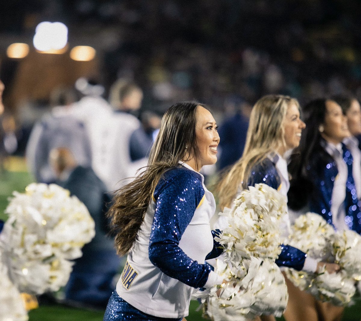 It’s almost that time! 🌟Watch our football team take on the Oregon Ducks today at 4🌟 #GOBEARS