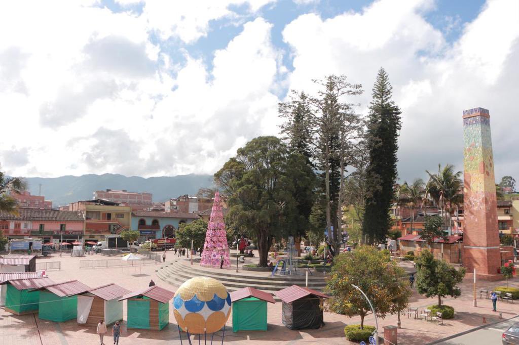 EstradaCarlosM's tweet photo. En el municipio de El Carmen de Viboral, ciudad del Oriente antioqueño, hice oficial el lanzamiento de una nueva convocatoria cerrada de Fondo Emprender SENA, denominada “Emprender con Más Oportunidades”. Articulados con el alcalde, Dr. @johnfquinteroz https://t.co/9sfM6fYEfO