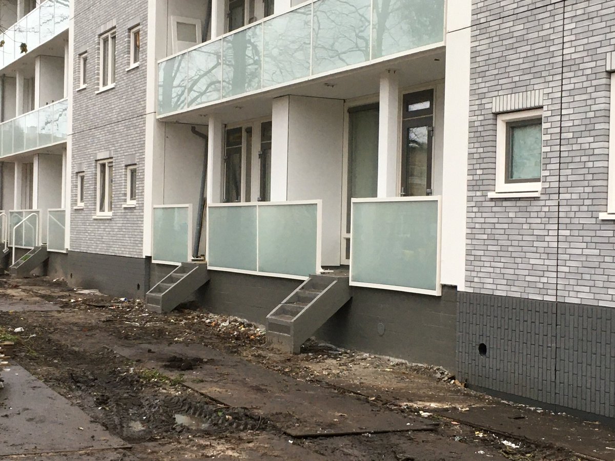 Maandag was ik op werkbezoek bij onze stagiaire Lisa van der Top en haar begeleider Aloys Dietvorst op project “Groot onderhoud en Verduurzaming 220 woningen te Den Haag”.
Beiden verzorgen als bouwbegeleider van <a href="/cbbarnhem/">CBB Arnhem</a> de kwaliteit van de werkzaamheden t/m de oplevering.