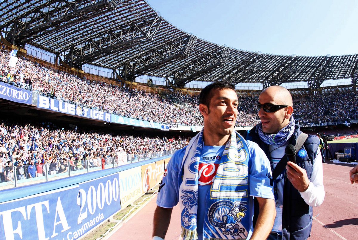 Le coup de foudre entre Quagliarella et les tifosi est immédiat. Pour son premier match à domicile, il marque un doublé contre Livourne et célèbre en embrassant l’écusson. Un chant à sa gloire arrive rapidement au San Paolo, une première depuis Diego Maradona.