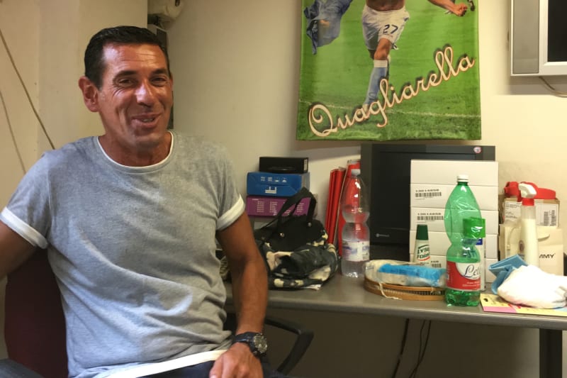 À Naples, Quagliarella traine avec Giulio De Riso, un ami d’enfance qui tient une boutique téléphonique. Il fait appel à lui quand il se fait pirater son compte MSN. Ne pouvant l’aider, il l’oriente vers un policier spécialisé dans la cybercriminalité, Raffaele Piccolo.