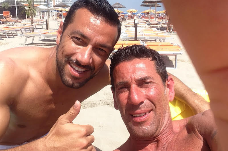 À Naples, Quagliarella traine avec Giulio De Riso, un ami d’enfance qui tient une boutique téléphonique. Il fait appel à lui quand il se fait pirater son compte MSN. Ne pouvant l’aider, il l’oriente vers un policier spécialisé dans la cybercriminalité, Raffaele Piccolo.