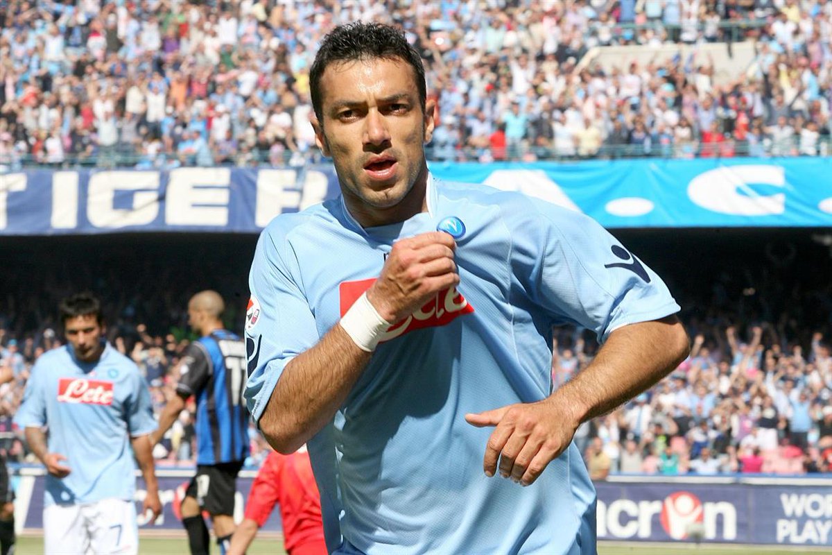  Menacé de mort, mais aussi accusé de nombreuses horreurs par un ami, l’aventure de Fabio Quagliarella au Napoli a tout d’un film tragique.Avec un happy end tout de même : le pardon des tifosi napolitains envers l’Italien, parti pour fuir le danger 