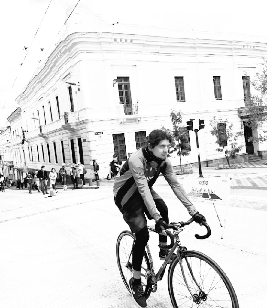 CiclismoQ's tweet photo. El solicitar más espacio para la gente siempre tendrá repercusiones buenas y malas en el pensar colectivo. Pero sin cambios que involucren menos vías destinadas a los autos particulares, así como aumentar zonas amigables para peatones y ciclistas; el tráfico en las vías no cederá https://t.co/Qb6VAuPXX8