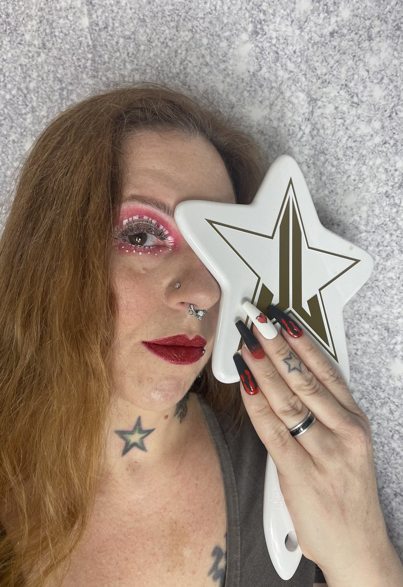 RadRedhead222's tweet image. Did a makeup collab with @muamommy1995 Go check hers out!