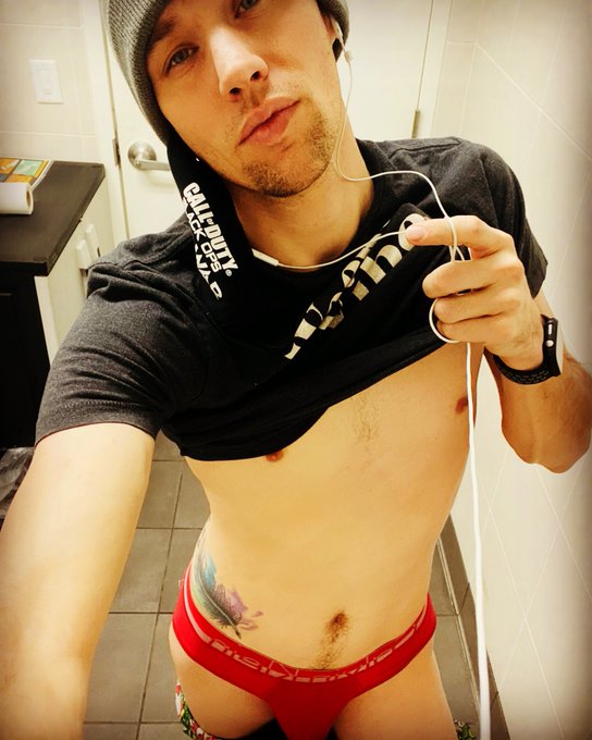 2 pic. Bored tired and Horny AF! https://t.co/6NurhniQcx