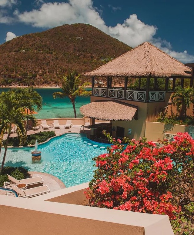 Clear your calendar - today is a pool day! 🌊 

[📸 : themodernsocialite1 on IG]