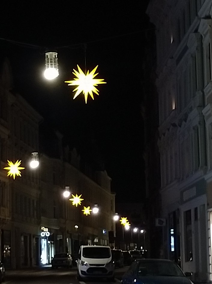 lakazel's tweet photo. Vom Einkaufen bis nach Hause haben wir so ein schön beleuchtetes #Görlitz gesehen! Die Stadt hat die #SchlesischenLichtzepter vom Christkindelsmarkt überall verteilt und beleuchtete #Krippen an den Straßen aufgestellt. 4. Bild im Hausflur-#Rotfichte muss sein https://t.co/a6a31mfoWv