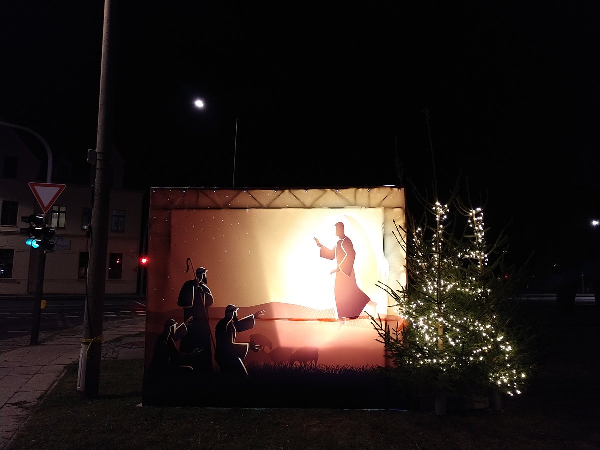 lakazel's tweet photo. Vom Einkaufen bis nach Hause haben wir so ein schön beleuchtetes #Görlitz gesehen! Die Stadt hat die #SchlesischenLichtzepter vom Christkindelsmarkt überall verteilt und beleuchtete #Krippen an den Straßen aufgestellt. 4. Bild im Hausflur-#Rotfichte muss sein https://t.co/a6a31mfoWv