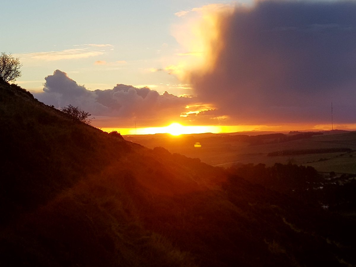 blonde_on_bikes's tweet photo. Watching the sun go down #sunset #skyonfire #scottishborders #eildonpaths #Melrosepaths #naturetherapy #simplepleasures https://t.co/xbR7PRMZBF