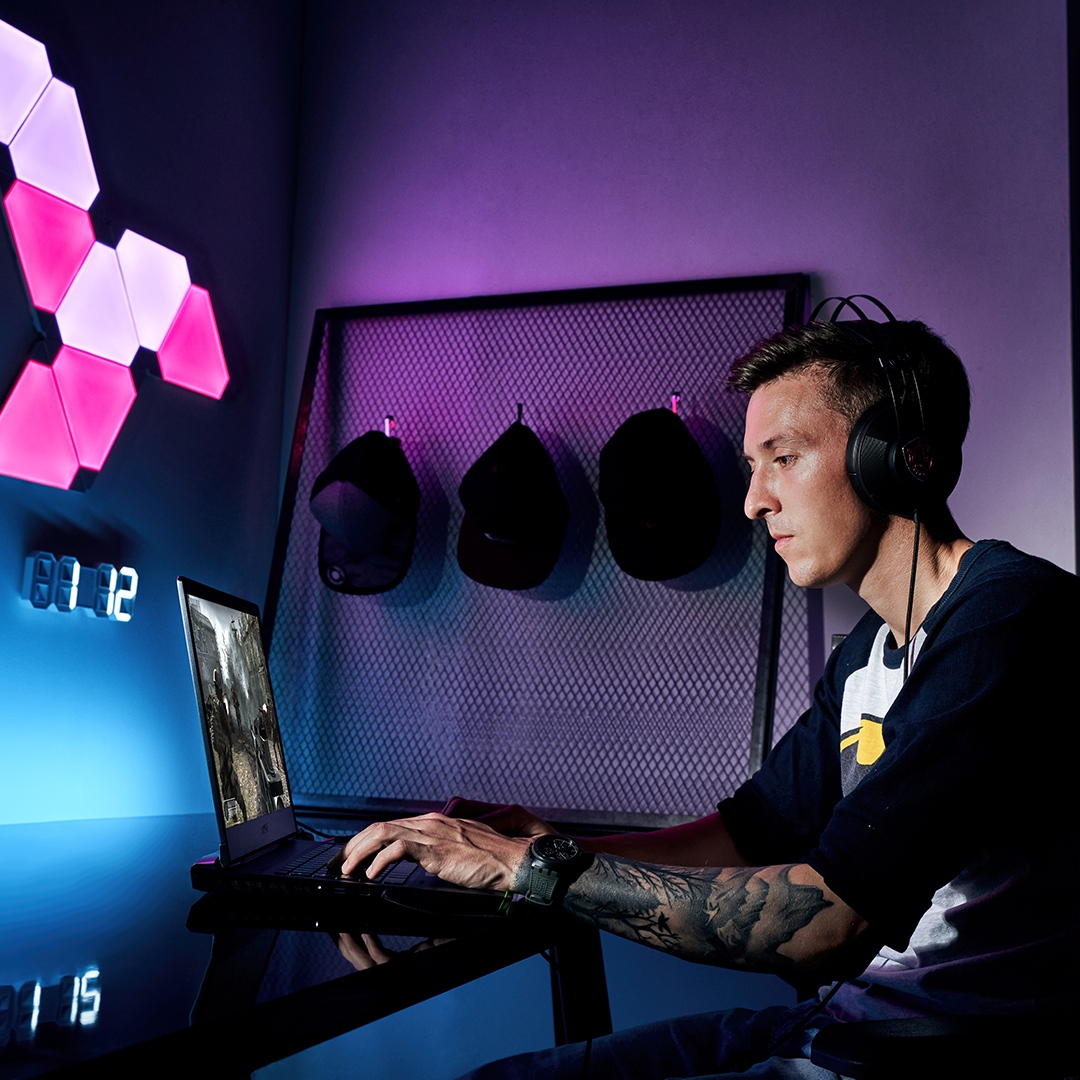 msigaming_de's tweet photo. ALL NIGHT LONG 🌜
Egal, mit welcher Beleuchtungsfarbe, aber mit dem GE66 Raider 🤩
#MSI #MSIGaming #MSINotebook #LaptopMSI #AllNightLong #GamingSetup #GamingLaptop #NanoLeafs #Batman https://t.co/TY0E551wxy