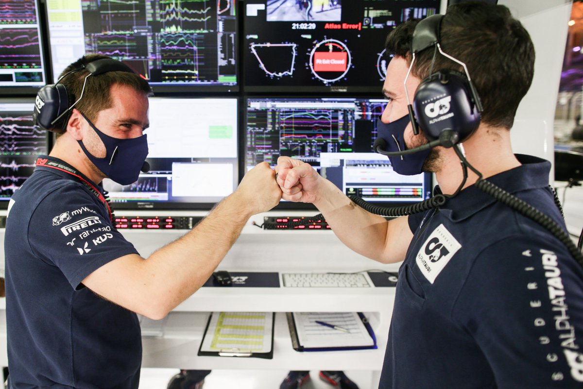 Fist bumps for everyone! 🤜🤛 Another double Q3 appearance in the bag 👏

#AlphaTauri #F1 #SakhirGP 🇧🇭