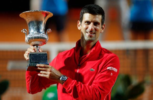 Yendo al caso de los M1000 aparece nuevamente en el primer lugar de títulos31 - Djokovic17 - Nadal 11 - Federer8 - MurraySi analizamos individualmente, es quien más trofeos levantó en: Indian Wells, Miami, Shanghai y Paris. En Madrid, Roma y Canadá está igualado con Nadal